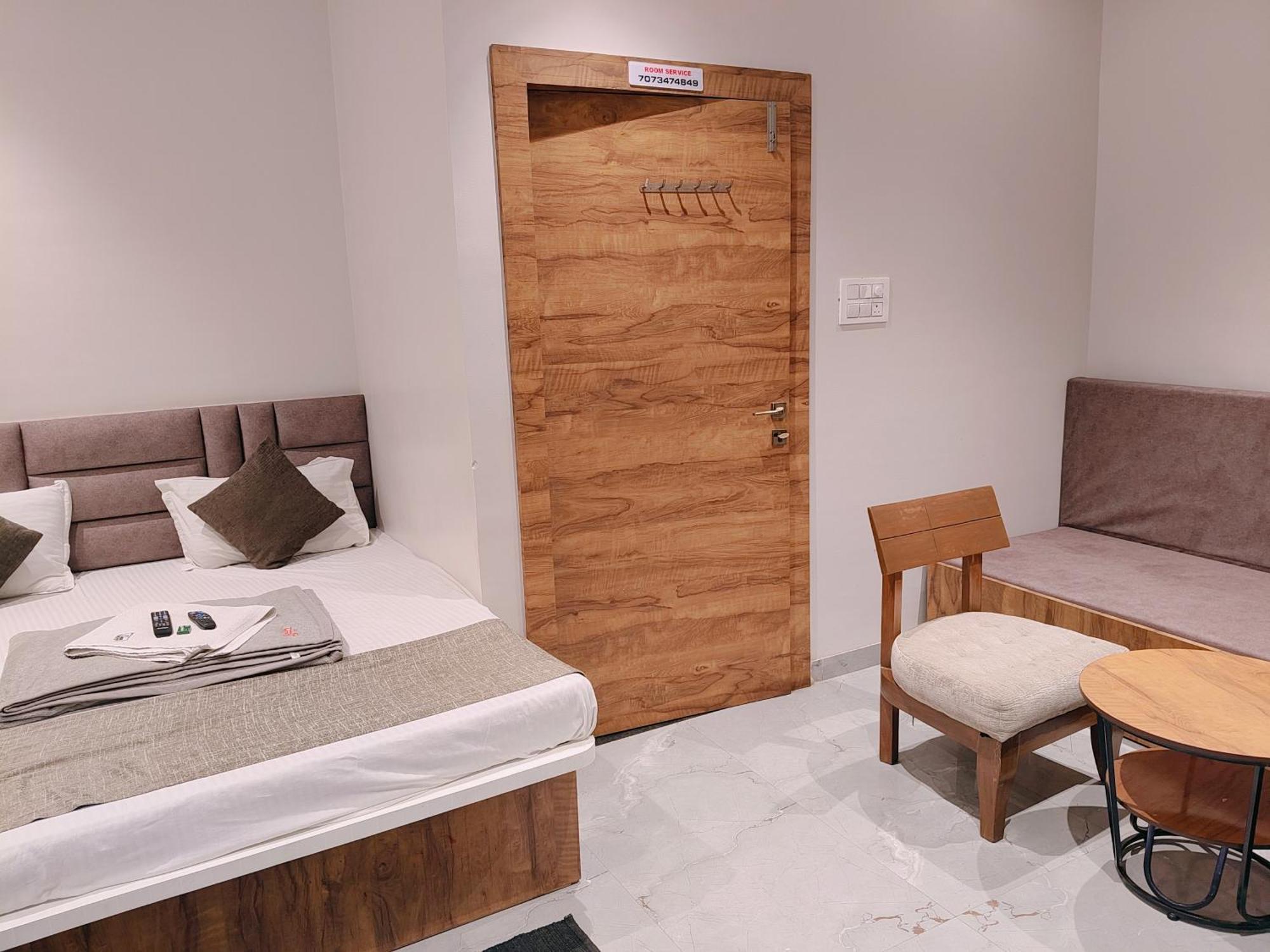 Hotel Pragati Inn 아마드나가르 외부 사진