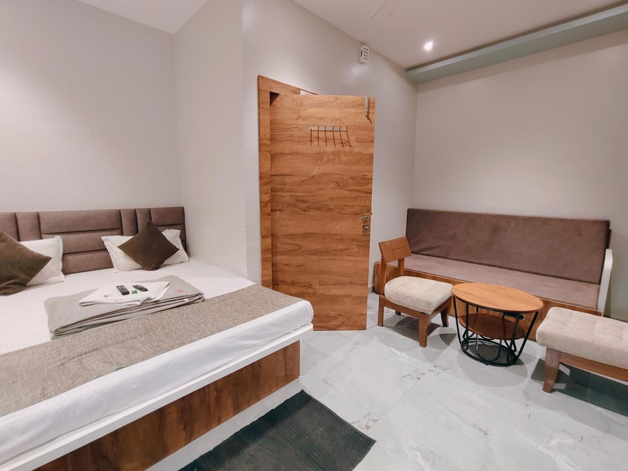 Hotel Pragati Inn 아마드나가르 외부 사진